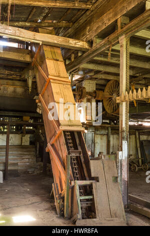 I vecchi macchinari nel caffè abbandonate impianto di lavorazione sulla piantagione Pepperpot vicino a Paramaribo, Suriname. Foto Stock