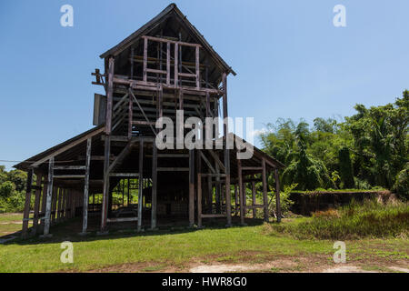 Un vecchio, abbandonato l'asciugatura sparso sulla ex Pepperpot caffè e cacao plantation vicino a Paramaribo, Suriname. Foto Stock