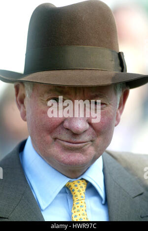 BARRY HILLS corsa di cavalli TRAINER Doncaster Racecourse DONCASTER 01 Aprile 2005 Foto Stock
