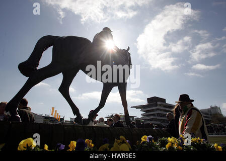 Alba eseguire statua CHELTENHAM FESTIVAL 2005 CHELTENHAM RACECOURSE CHELTENHAM 18 Marzo 2005 Foto Stock