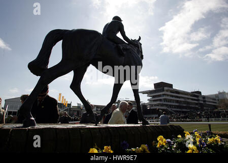 Alba eseguire statua CHELTENHAM FESTIVAL 2005 CHELTENHAM RACECOURSE CHELTENHAM 18 Marzo 2005 Foto Stock