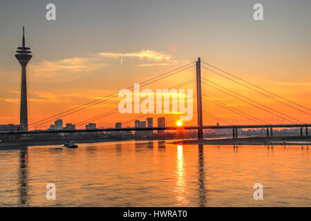 Tramonto sulla skyline di Dusseldorf Foto Stock