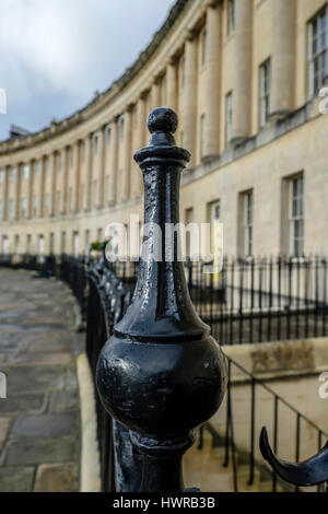 Messa a fuoco selettiva su nero ringhiere in ferro battuto con la scansione di grand architettura georgiana del Royal Crescent Bath Inghilterra nel ritratto di sfondo per Foto Stock