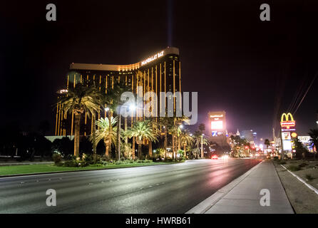 La striscia e Mandalay Bay Hotel e Casino di notte - Las Vegas, Nevada, STATI UNITI D'AMERICA Foto Stock