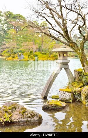 Famosa lanterna di pietra, Kotoji-toro, il Kenroku-en giardino, Kanawaza, Giappone. Foto Stock