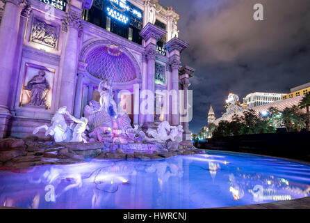 Fontana di Trevi replica al Caesars Palace Hotel e Casino di notte - Las Vegas, Nevada, STATI UNITI D'AMERICA Foto Stock