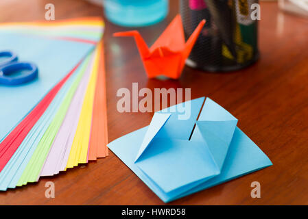 Closeup colpo di carte colorate per fare arte origami Foto Stock