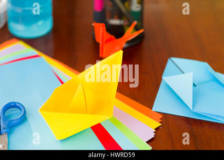 Closeup colpo di carte colorate per fare arte origami Foto Stock