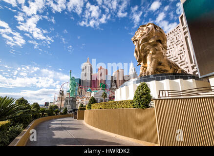 Las Vegas Strip, MGM Grand Lion e New York New York Hotel and Casino - Las Vegas, Nevada, STATI UNITI D'AMERICA Foto Stock