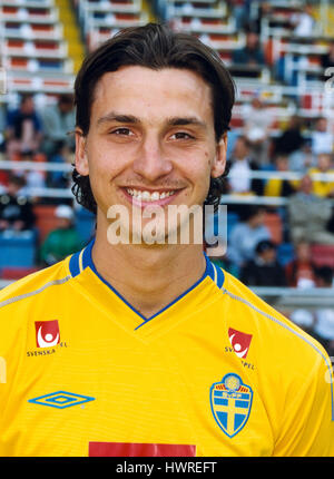 ZLATAN IBRAHIMOVIC svedese di giocatore di calcio professionista in Ajax 2004 e in Svezia la squadra nazionale per la UEFA EURO Foto Stock