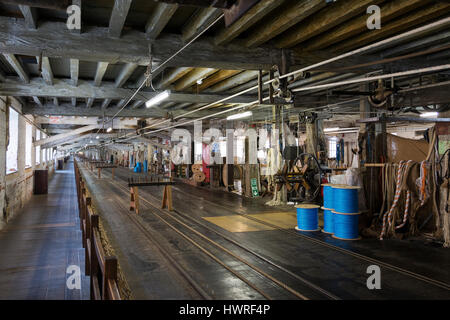 La corda che fabbrica a Chatham Historic Dockyard, Kent, Regno Unito Foto Stock