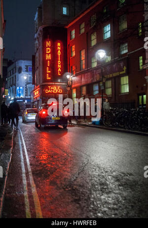 Il Windmill Theatre di notte di riflessione di luce nella pioggia,windmill theatre insegna al neon Londra scena notturna Foto Stock