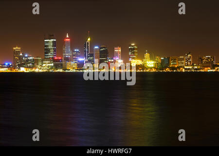 Perth a notte, skyline della città, vista sul fiume Swan, Perth Australia, Australia occidentale, Australia, scende al di sotto Foto Stock