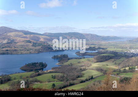 Derwentwater da Walla Crag con il lago Bassenthwaite in lontananza. Cumbria, Lake District, Inghilterra, Regno Unito Foto Stock