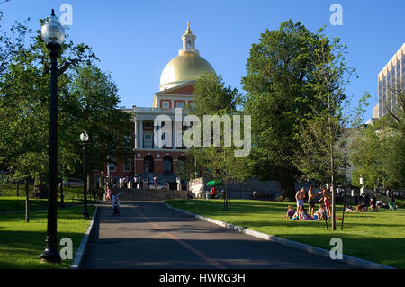 Il Massachusetts State House su una serata primaverile dal Boston Common Foto Stock