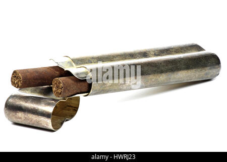 I sigari in caso d'argento isolato su sfondo bianco Foto Stock