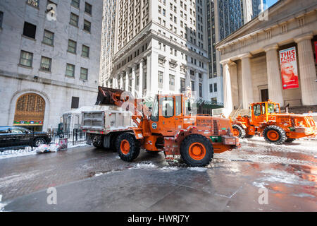 New York Department of Sanitation lavoratori utilizzano heave attrezzature per rimuovere la neve da Wall Street di fronte Federal Hall e il New York Stock Exchange dopo la tempesta di neve Stella giovedì, 16 marzo 2017. (© Richard B. Levine) Foto Stock