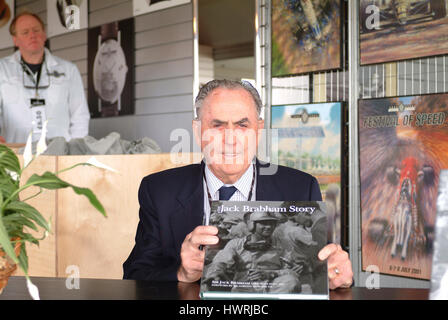 Sir Jack Brabham,OBE,Goodwood,l'Inghilterra, Regno Unito 2004. Jack Brabham al lancio del suo nuovo libro, il Jack Brabham Storia. Jack Brabham era un australiano di Formula One Champion 1959,1960,1966 Foto Stock