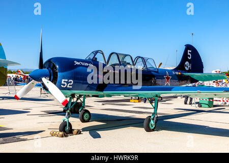 ALBACETE, Spagna-JUN 23: aereo Yakovlev Yak-52 prendendo parte a una esposizione statica su open day della base aerea di Los Llanos giu 23, 2013, in un Foto Stock