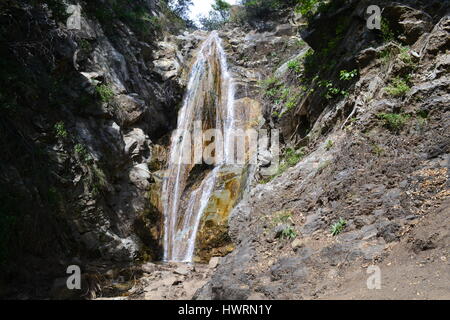 Un bel 80 piedi cascata alla fine del San Ysidro sentiero appena sopra la città di Montecito. Una moderata a 4 miglio fuori-e-back escursione. Foto Stock