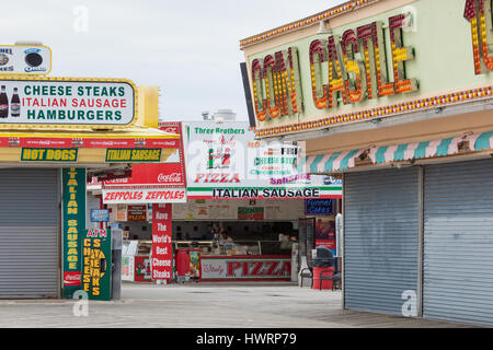 SEASIDE HEIGHTS, NEW JERSEY - Marzo 21, 2017: tre fratelli da Italia è uno dei soli supporti alimentari aperti sul Boardwalk in primavera Foto Stock