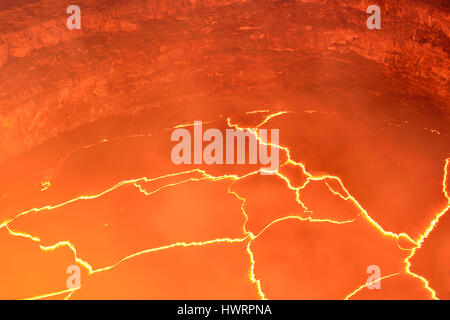 Vista interna del vulcano attivo con un flusso di lava nel Parco Nazionale del Vulcano, Big Island delle Hawaii, STATI UNITI D'AMERICA Foto Stock