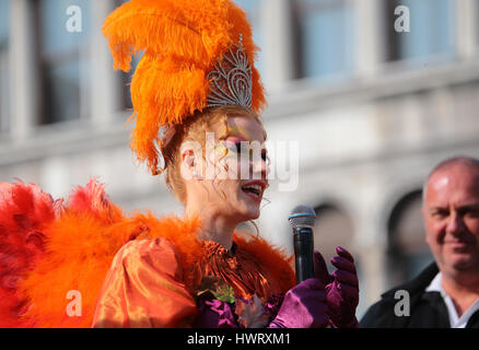 Il volo di angelo al Carnevale di Venezia 2017 (italiano: il Carnevale di Venezia, 11 - 28 febbraio), un festival annuale tenutasi a Venezia, Italia. Il Carnevale termina con la celebrazione cristiana della Quaresima, quaranta giorni prima di Pasqua, il Martedì Grasso (Martedì grasso o Mardi Gras), il giorno prima del Mercoledì delle Ceneri. Il festival è famoso in tutto il mondo per le sue maschere elaborate. Dove: Venezia, Veneto, Italia Quando: 19 Feb 2017 Credit: IPA/WENN.com * * disponibile solo per la pubblicazione in UK, USA, Germania, Austria, Svizzera** Foto Stock