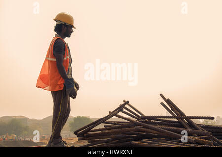 Navi Mumbai, India - 21 gennaio, 2017. Costruzione operaio lavorando su un sito. Foto Stock