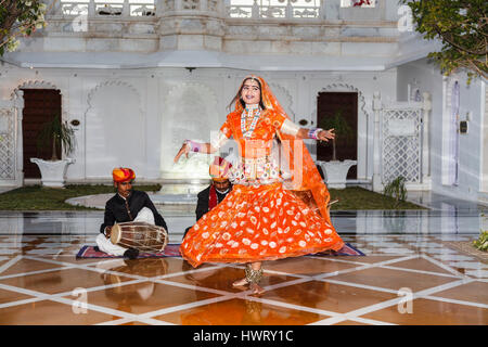 Ballerino di locali di intrattenimento per gli ospiti del Taj Lake Palace Hotel sull'isola di Jag Niwas nel Lago Pichola, Udaipur, lo stato indiano del Rajasthan Foto Stock