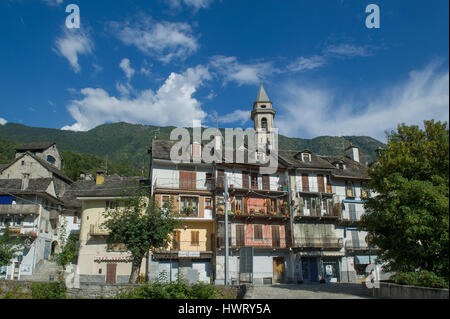 Vista di un vecchio italiano città di montagna, Varzo, Italia Foto Stock