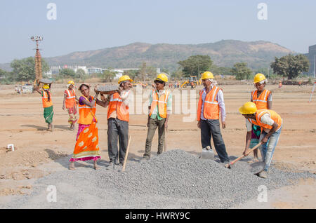 Navi Mumbai, India - 21 gennaio, 2017. Costruzione operaio lavorando su un sito. Foto Stock