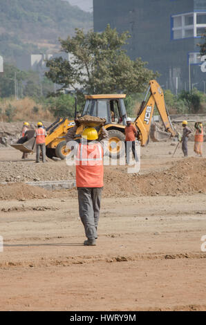 Navi Mumbai, India - 21 gennaio, 2017. Costruzione operaio lavorando su un sito. Foto Stock