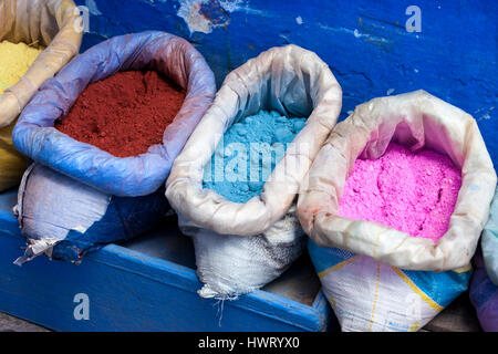 Chefchaouen, Marocco. Sacchetti di pittore del pigmento. Foto Stock