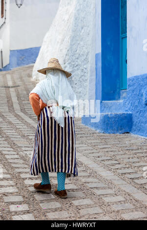 Chefchaouen, Marocco. Vecchia donna nel tradizionale abito berbera del Rif Regione Nord del Marocco. Foto Stock