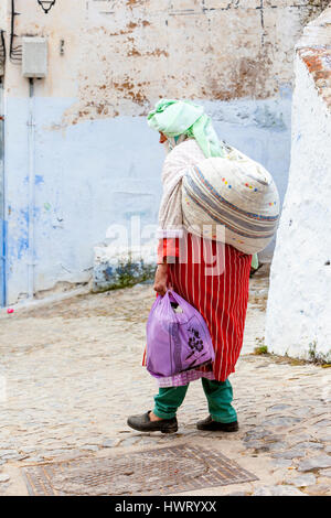 Chefchaouen, Marocco. Vecchia donna nel tradizionale abito berbera del Rif Regione Nord del Marocco. Foto Stock