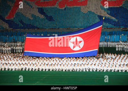 Persone che svolgono con la Corea del Nord a bandiera Rungnado giorno di maggio Stadium durante Arirang festival Foto Stock