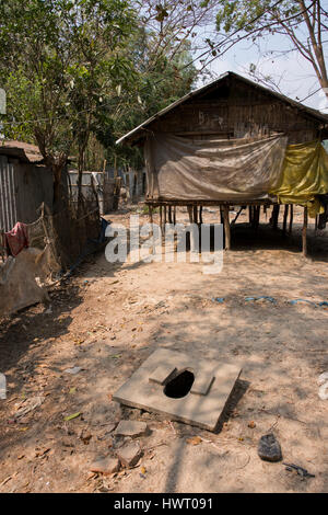 Bangladesh, Chittagong, Distretto di Cox bazar, Maheshkhali Isola (aka Maheshkali, Mahesh Khali, Moheshkhali) Maheshkhali Village. Stanza da bagno all'aperto b Foto Stock