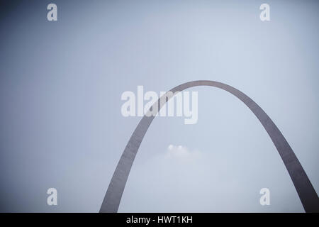 Basso angolo di vista gateway arch contro sky Foto Stock