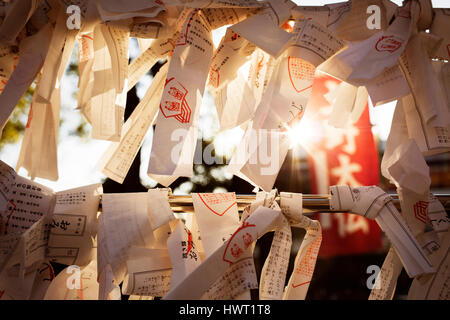 Close-up di fortune di carta a tempio Foto Stock