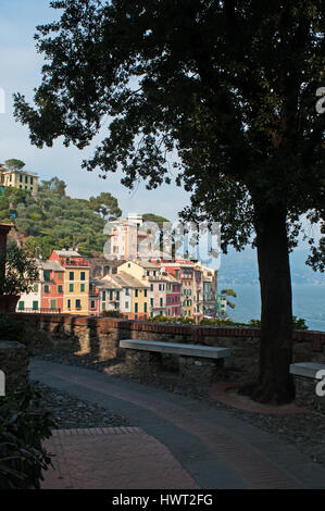 Italia: skyline e paesaggio visto dal sentiero a piedi sulla scogliera dal faro di Portofino, famoso borgo peschereccio italiano Foto Stock