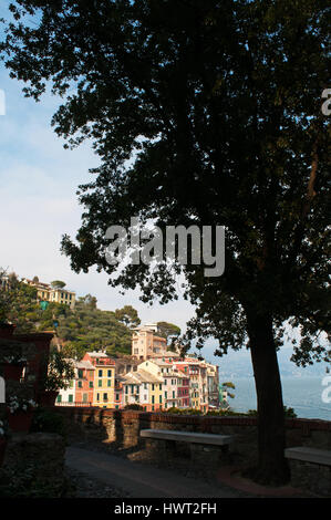 Italia: skyline e paesaggio visto dal sentiero a piedi sulla scogliera dal faro di Portofino, famoso borgo peschereccio italiano Foto Stock