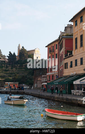 Portofino: la baia e la chiesa di San Giorgio, costruito nel 1154, che conserva le reliquie di San Giorgio ha portato dai marinai locali reduci dalla crociata Foto Stock