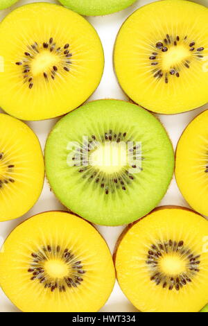 Fette di fresco verde e giallo kiwi come un cibo texture di sfondo Foto Stock