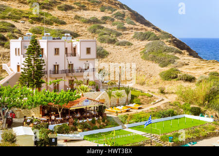 Bali, Grecia - 30 Aprile 2016: hotel confortevole e taverna di edifici. Resort architettura greca. Evita di sabbia e di Karavostasi Beach nella Baia di reso Foto Stock