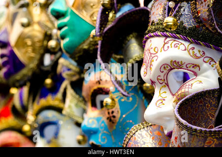 Maschere veneziane nel display del negozio a Venezia. Foto Stock