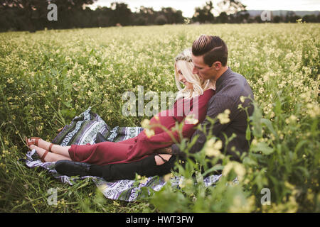 Per tutta la lunghezza della giovane relax su una coperta Foto Stock