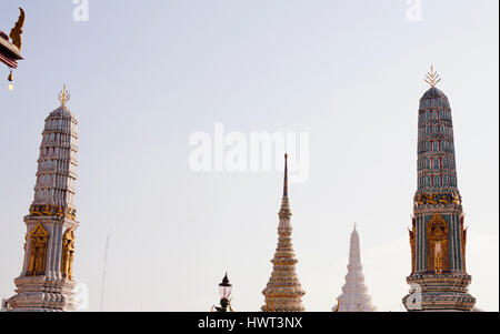 Basso angolo vista di Wat Phra Kaew contro il cielo chiaro durante la giornata di sole Foto Stock