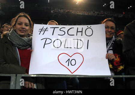 Germania fan tenere gli striscioni a sostegno di Lukas Podolski prima della International amichevole al Signal Iduna Park di Dortmund. Foto Stock