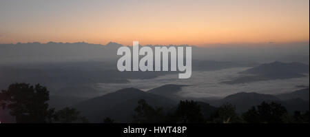 Sunrise in himalaya nepalese in Nagarkot Foto Stock