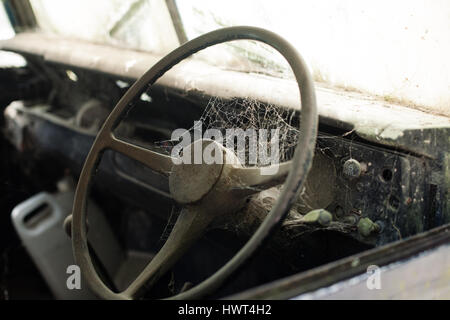 Macchine su ruote. Parte di abbandonato la vecchia auto con ragnatele Foto Stock